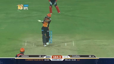 M1: SRH vs RCB – Yuvraj Singh Six