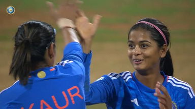 Twin Strikes: Shreyanka gets Heath & Kemp off consecutive balls