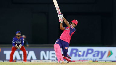 Shimron Hetmyer's solid 26(14)