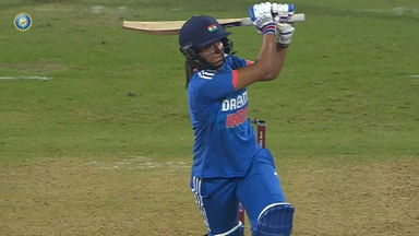 4 & 6: Harmanpreet takes the attacking route
