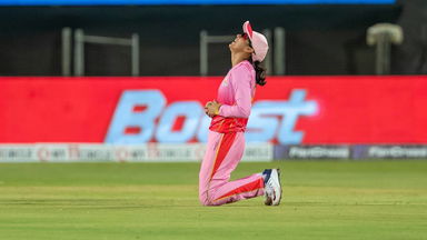 Smriti Mandhana's juggling catch to dismiss Deepti Sharma