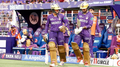 Early impetus: De Kock, Narine go 6,4,4