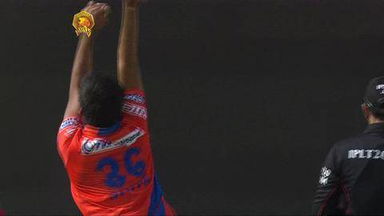 M28: GL vs KXIP – Glenn Maxwell Wicket