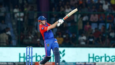Mitchell Marsh's six-laden 63(39)