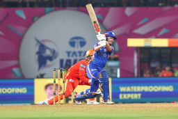 5 boundaries in an over! Delight for MI, courtesy of Carey