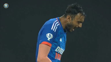 4, 6, W: Axar Patel gets the better of Maxwell