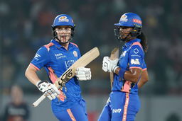 Fours, six! Matthews and Sciver-Brunt flying high