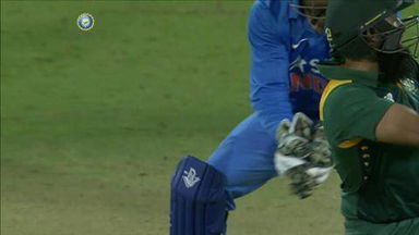 2ND ODI: IND vs SA – Hashim Amla Wicket