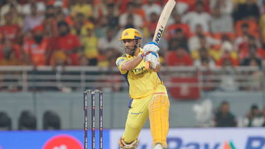 MS Dhoni's quick-fire cameo of 27(12)