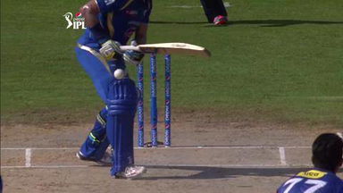 M16: DD vs MI –  Michael Hussey Wicket