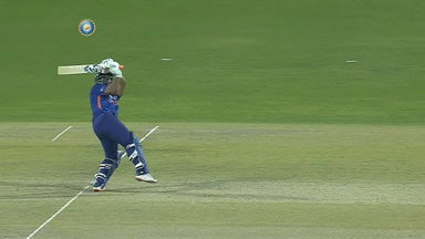 1 over, 3 fours - Rishabh takes on Pollard