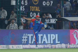 Almost! Mohit Sharma nearly pulls off a stunner on the fence