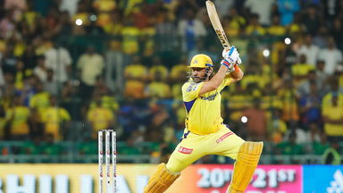 Dhoni Delights Lucknow with breezy 28*(9)