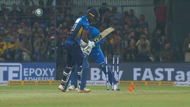 Kuldeep outfoxes Fernando with a stunner