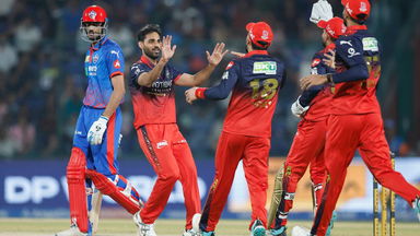 Incredible! Bhuvneshwar's twin strikes reduce DC to 7/5