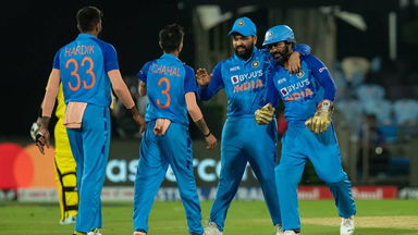Quick hands: Dinesh Karthik stumps Steve Smith