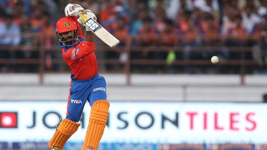 M19: GL vs RCB – Dinesh Karthik 50*
