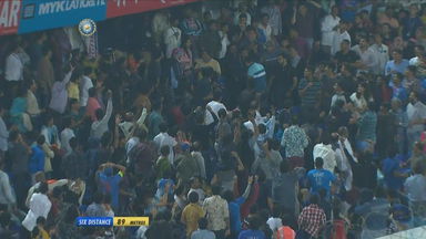 Lucky fans take excellent crowd catch