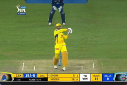 Q1: DC vs CSK – MS Dhoni Six