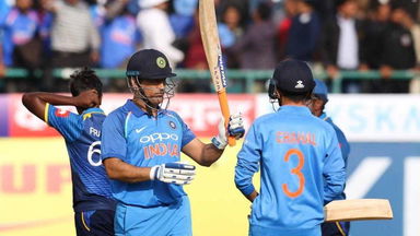 The one man show - MS Dhoni's fighting 65