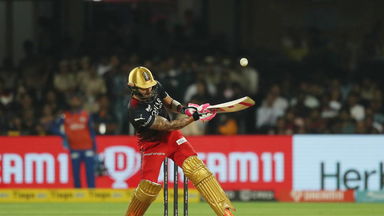 17-run over: Du Plessis takes the attack to Green