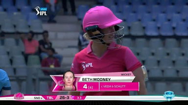 Trailblazers vs Supernovas –  Beth Mooney Wicket