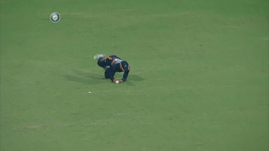 Ashwin Hebbar's diving juggling catch