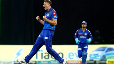 4 & OUT: Green hits back to dismiss Short