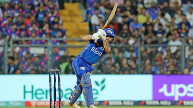 Kishan provides breezy start with 42 (21)