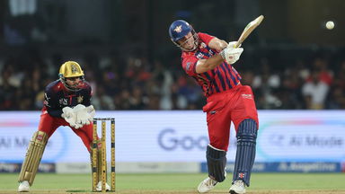 Mitchell Marsh flexes his muscles with 40(32)