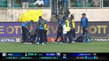 Boundary collision leave Vandersay & Bandara injured