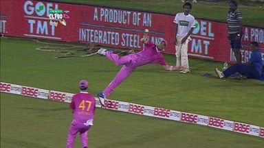 CLT20 2014 Q3: NK vs LIO  –   Southee-Mitchell complete an outstanding relay catch