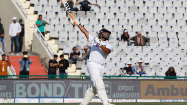 4+6: Rishabh Pant's dual one-handed wonders