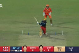 M13 - GG vs RCB: Ekta Bisht Six