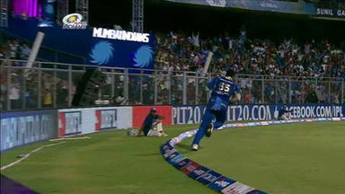 M41: MI vs KXIP – Kieron Pollard's Handy Fence Work