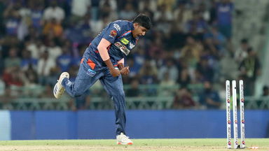 Beauty! Yash Thakur's superb delivery to castle Gill