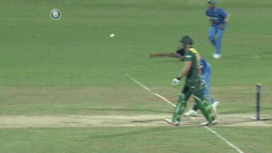 4TH ODI: IND vs SA – Quinton de Kock Six