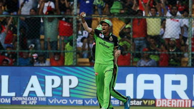 Saini's super awesome catch to dismiss Shikhar