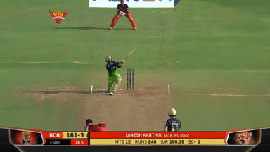 M54: SRH vs RCB – Dinesh Karthik Six