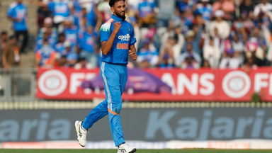 Beaten all ends up! Prasidh rattles the stumps with a beauty