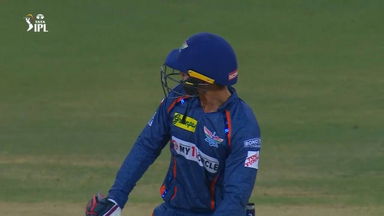 Cracking pick-up six ft. Quinton de Kock