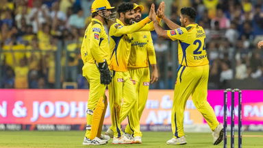 Brilliant reflexes: Jadeja pouches splendid catch to remove Green