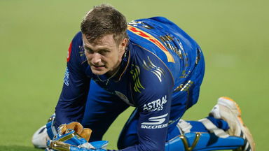 No mix-up here! Rickelton dodges traffic for a brilliant catch