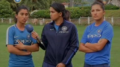 S Verma and N Parveen discuss wicketkeeping with V Krishnamurthy