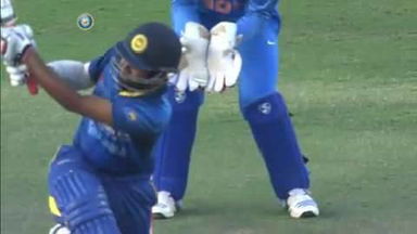 5TH ODI: IND vs SL – Lahiru Thirimanne Six