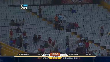 M46: KXIP vs SRH – Yuvraj Singh Six