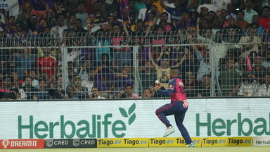 WOW: Hetmyer's heroic outfield catch to dismiss Roy