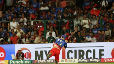 Faf's fantastic full-stretch diving catch