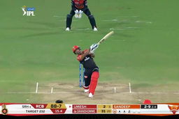 M11: SRH vs RCB – Umesh Yadav Six