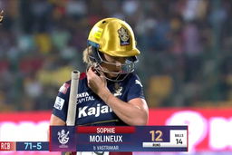 M09 - RCB vs MI: Sophie Molineux Wicket